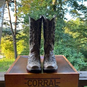 Gorgeous brown and black wing and cross Corral boots for women, size 10.